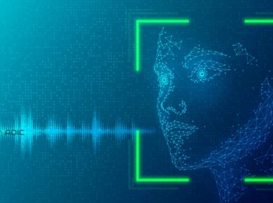 Rostro digital en wireframe con escaneo biométrico y ondas de audio, ilustrando riesgos de estafas clonación voz IA