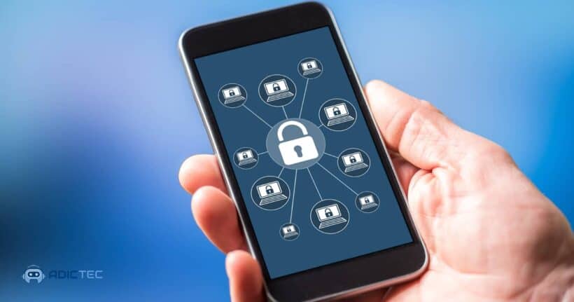 Mano sosteniendo un smartphone con un candado central conectado a varios dispositivos, ilustrando cómo instalar un certificado digital en iPhone