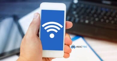 Smartphone compartiendo datos como hotspot Wi-Fi para conectar la laptop