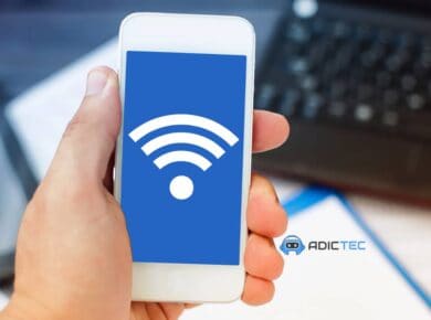 Smartphone compartiendo datos como hotspot Wi-Fi para conectar la laptop