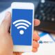 Smartphone compartiendo datos como hotspot Wi-Fi para conectar la laptop