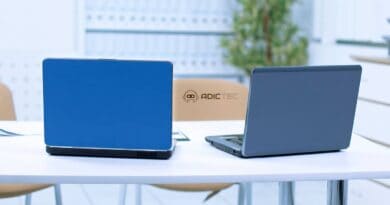 Dos portátiles enfrentados sobre una mesa de oficina para comparar y elegir un portátil calidad-precio