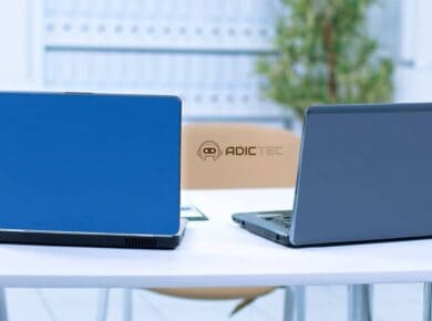 Dos portátiles enfrentados sobre una mesa de oficina para comparar y elegir un portátil calidad-precio
