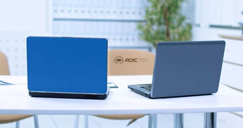 Dos portátiles enfrentados sobre una mesa de oficina para comparar y elegir un portátil calidad-precio