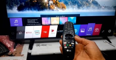 Mano con un Magic Remote apuntando a una Smart TV LG con webOS, el mando de TV LG que no funciona y hay que resetear