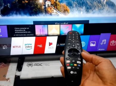 Mano con un Magic Remote apuntando a una Smart TV LG con webOS, el mando de TV LG que no funciona y hay que resetear