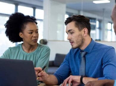Tres profesionales revisan juntos la pantalla de un portátil al evaluar una agencia de marketing digital