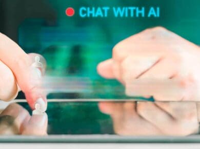 Manos que usan un chat de IA en una tablet: automatización de la atención al cliente con IA