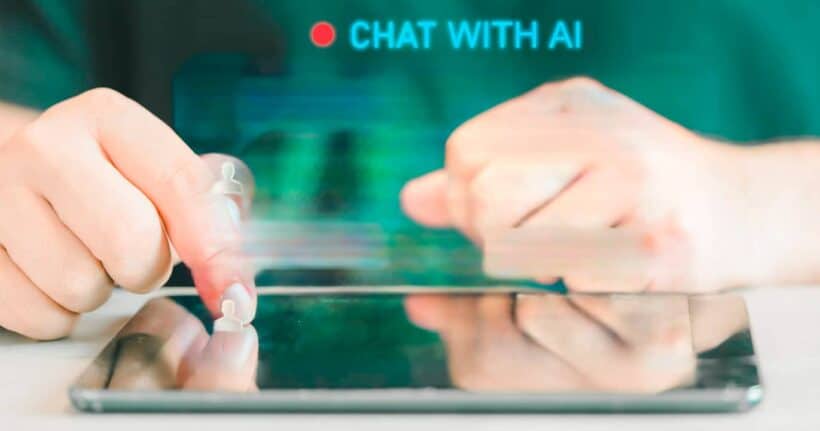 Manos que usan un chat de IA en una tablet: automatización de la atención al cliente con IA