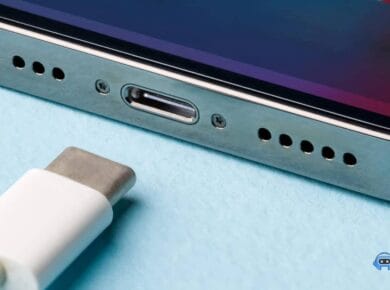 Puerto USB-C de un iPhone junto a un cable USB-C, lo que necesitas para pasar batería de iPhone a iPhone
