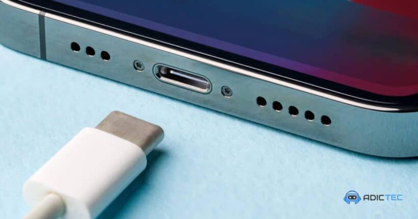 Puerto USB-C de un iPhone junto a un cable USB-C, lo que necesitas para pasar batería de iPhone a iPhone