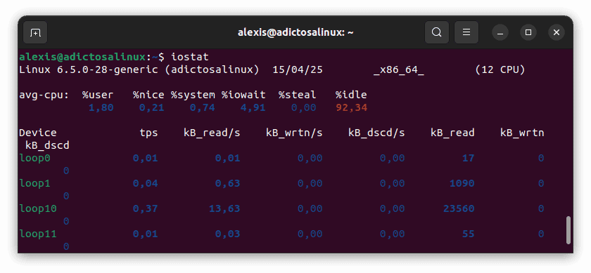 Captura de pantalla que muestra la salida del comando iostat en una terminal Linux, mostrando estadísticas de E/S de disco y uso de la CPU.