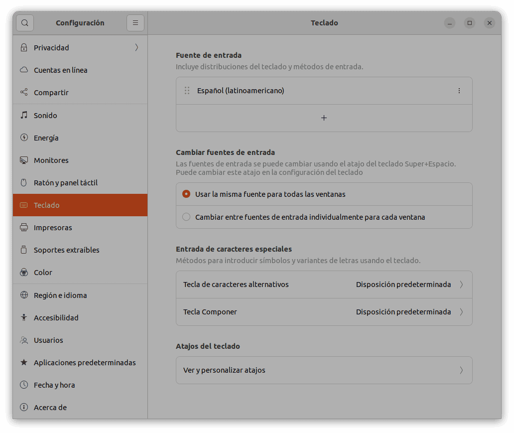 Captura de pantalla de la configuración de teclado de Ubuntu, mostrando la sección para ver y personalizar atajos de teclado.