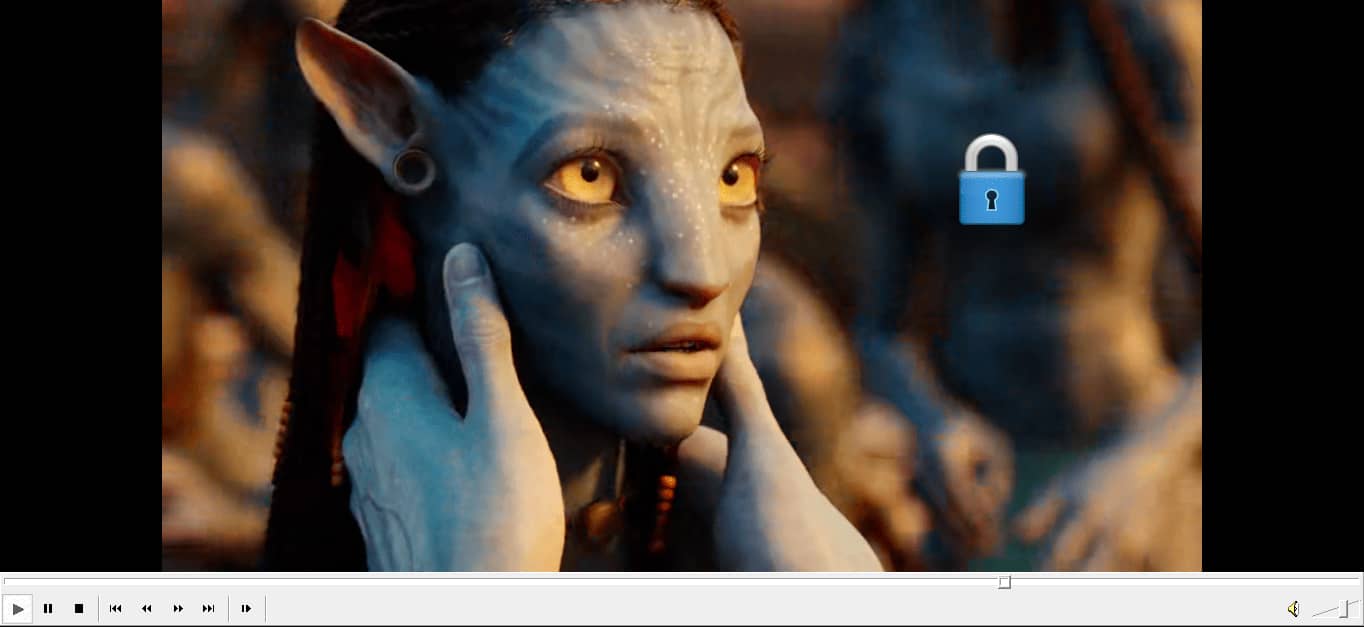 Imagen de una escena de película con un icono de candado superpuesto, representando la visualización sin interrupciones.