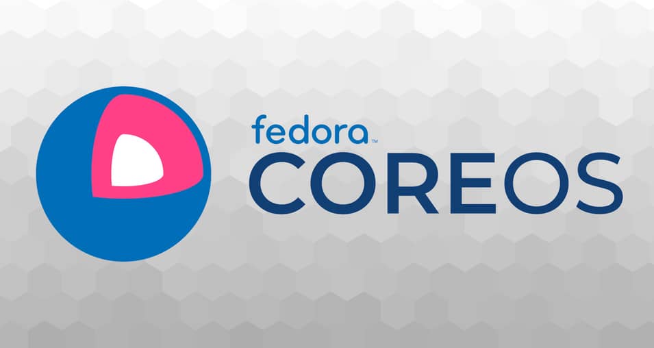 Logotipo de Fedora CoreOS, que muestra un círculo azul con un elemento rosa y blanco en su interior, junto con el texto "fedora COREOS" en azul oscuro sobre un fondo gris con un patrón de hexágonos.