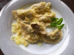 Pierogi z mięsem na talerzu