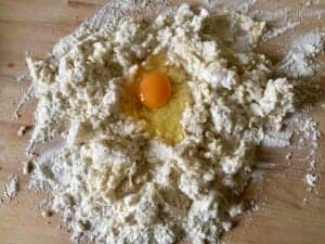 Mąka z masłem i jajkiem