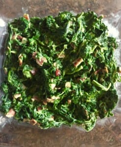 Szpinak na wędzonym boczku podany w szklanym naczyniu