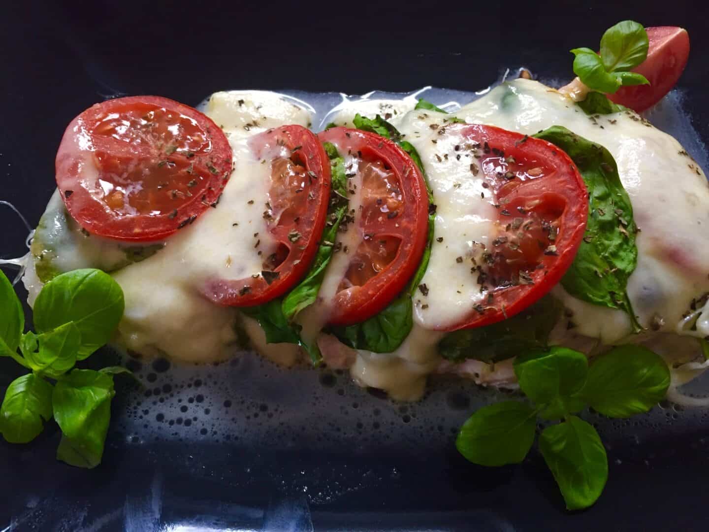 Łosoś zapiekany ze szpinakiem i mozzarellą