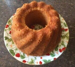 Upieczona babka z białek