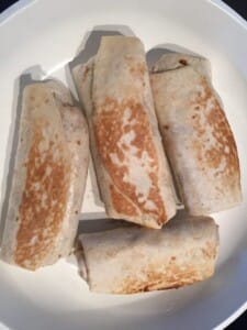 Tortille w trakcie smażenia na patelni