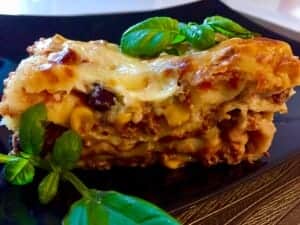 Meksykańśka Lazania podana na talerzu