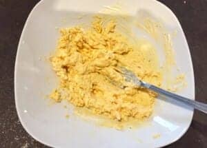 Żółtka duszone widelcem