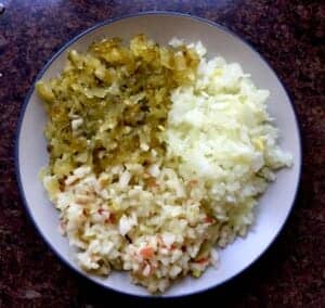 Drobno posiekana cebulka jabłko i ogórek