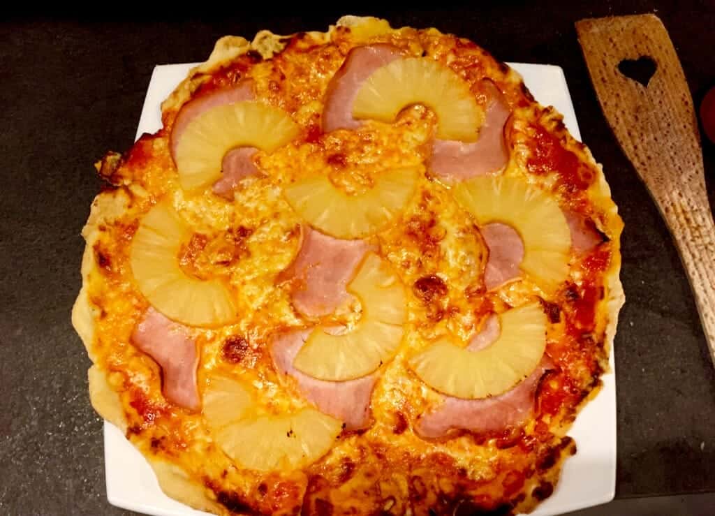 Domowa pizza hawajska z szynką i ananasem