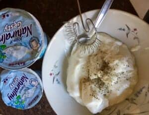 Przyprawiamy jogurt i mieszamy dokłądnie