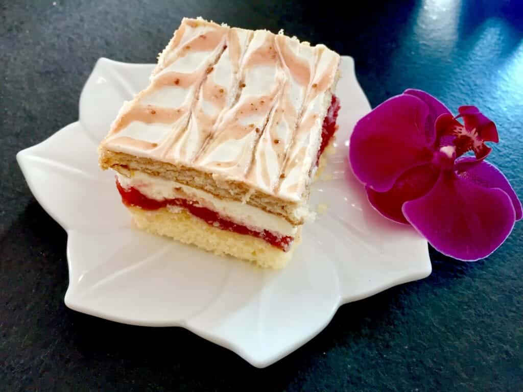 Pyszne delikatne ciasto z truskawkami