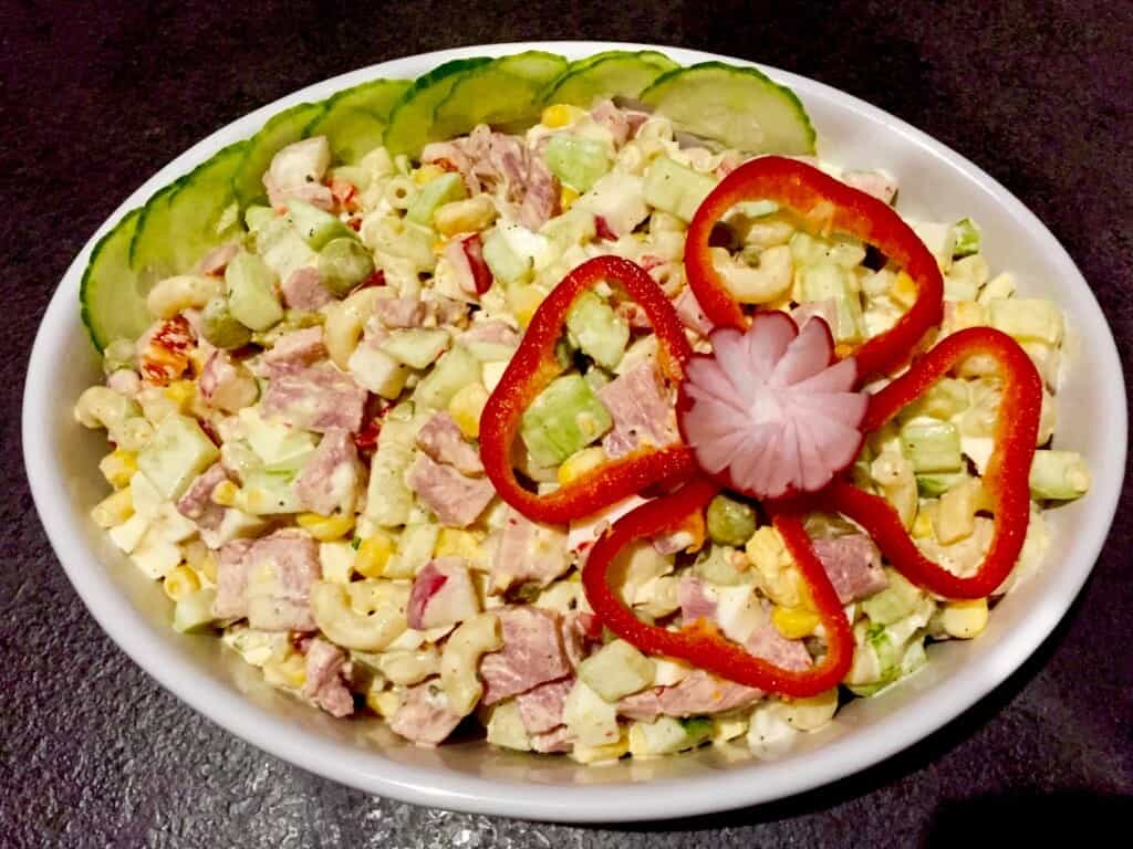 Pyszna sałatka makaronowa