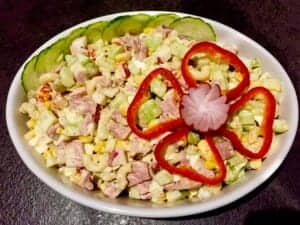 Sałatka makaronowa w białym półmisku