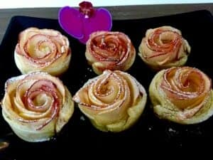 Piękne róże z ciasta francuskiego