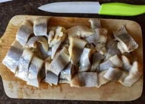 Śledz pokrojony w kawałki