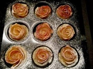 Róże z ciasta francuskiego po wyjęciu z piekarnika