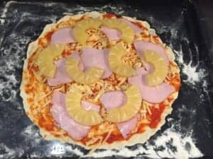 Pizza z szynką i ananasem