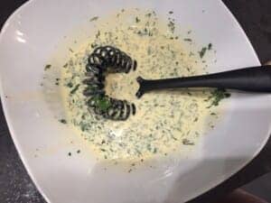 Zmieszana śmietana z bazylią i pietruszką