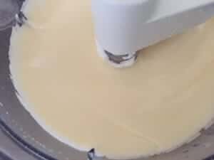 Białka z mąką i majonezem w rakcie mieszania