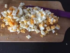 Jajka krojone w drobną kostkę