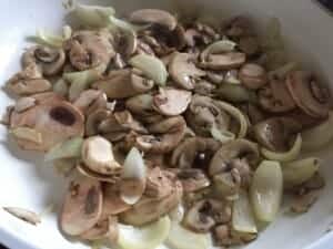 Pieczarki krojone w drobne plasterki