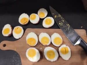 Ugotowane na twardo i przecięte w pół jajka
