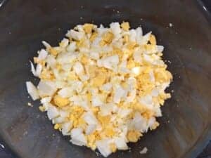 Jajka do sałatki z kurczakiem