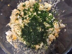 Tworzymy farsz z jajek cabuli sera i szczypiorku