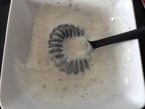 Mieszamy sos do polania zapiekanki