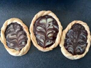 Mazurek wielkanocny z ozdobami