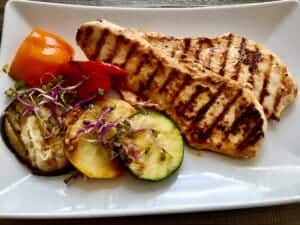 Grillowany filet z kurczaka z warzywami