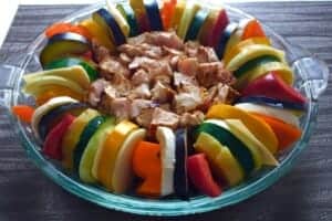 Podsmażony kurczak w otoczeniu warzyw