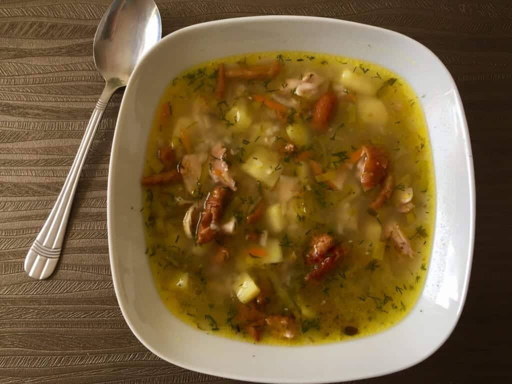 Zupa ogórkowa na wędzonym kurczaku