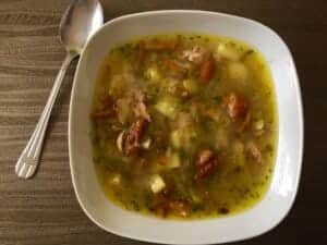 Zupa ogórkowa na wędzonym kurczaku